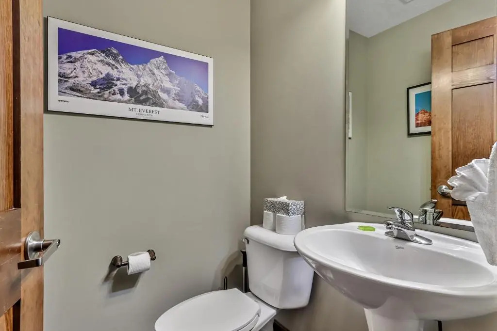 Fenwick Vacation Rentals Spacious Mountain 2 Bedroom with Hot tub