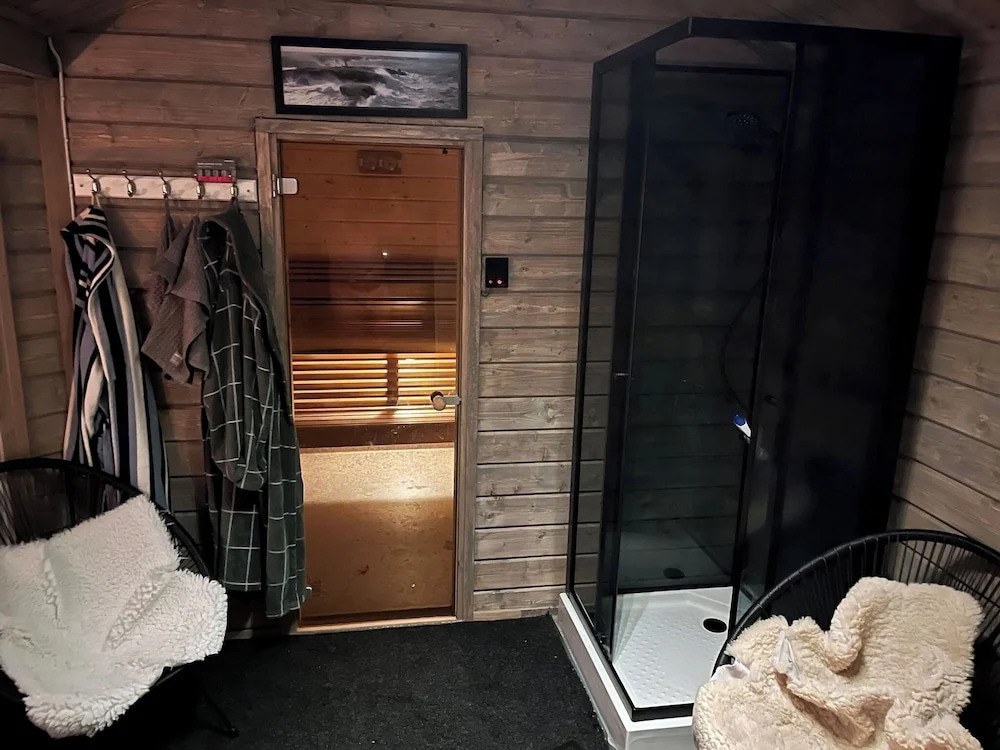 House with Hot Tub and Sauna 300 near the Lake