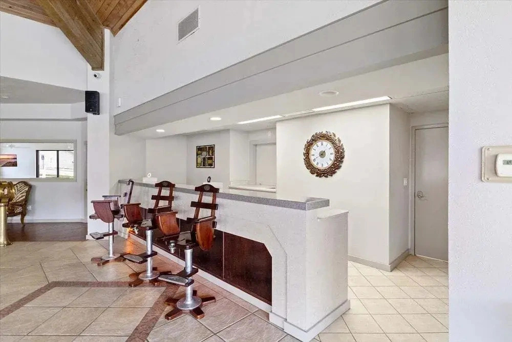 Nautical-inspired Lakefront Unit w/ Awesome Views