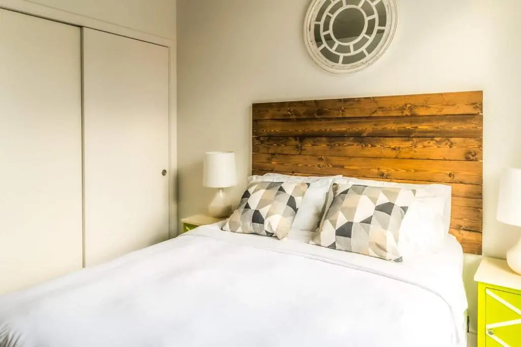 2BR/2BA Brand New Executive Luxury Suite w/ Rooftop Pool, Gym and Balcony by ENVITAE