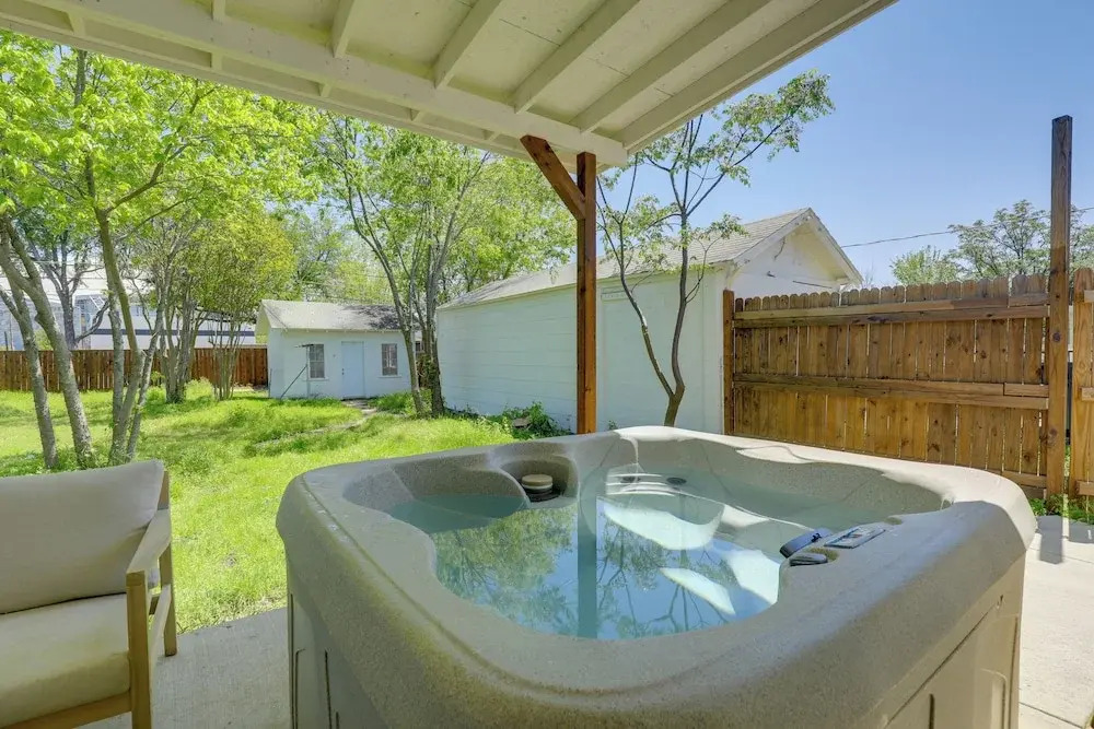 1 Block to Dallas Stadium! Home w/ Hot Tub!