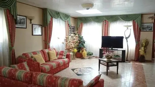 Hotel Holiday House