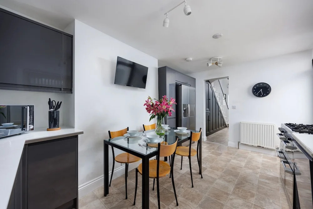 Luxurious 4 Bed House - Sleeps 8