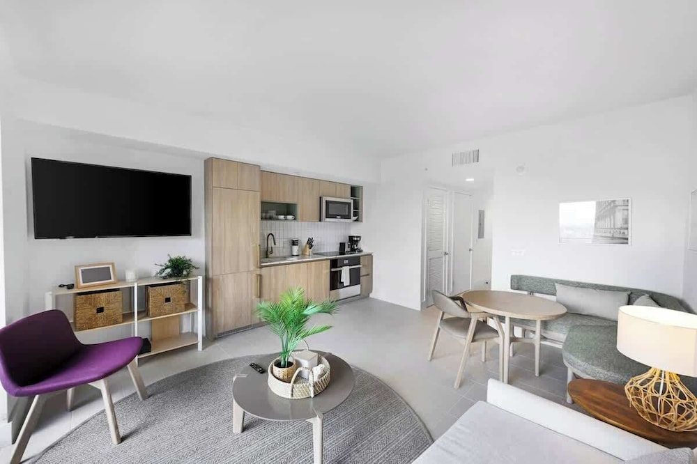 Upscale 1BD Condo in Miami- City Views