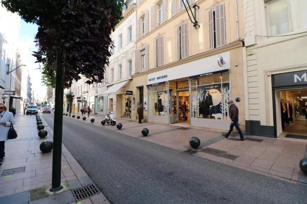 Luxury, central 3 bedroom, 3 bathrooms 5 mins from the Palais 410