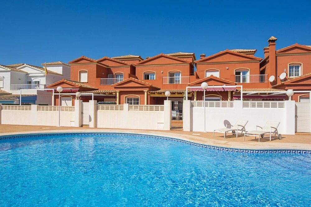 Bungalow - 4 Bedrooms with Pool - 104994