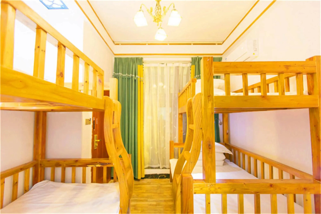 Edinburgh Hostel - Coffee bar - Western breakfast -Travel expert -Good location-English reception-Ticket service-Tourism planing-Laundry-Camara-Drone gopro