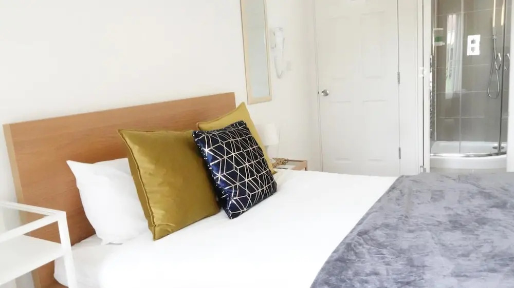 Private Rooms-Private Bathrooms-Near Airport- CABIN CREW paradise