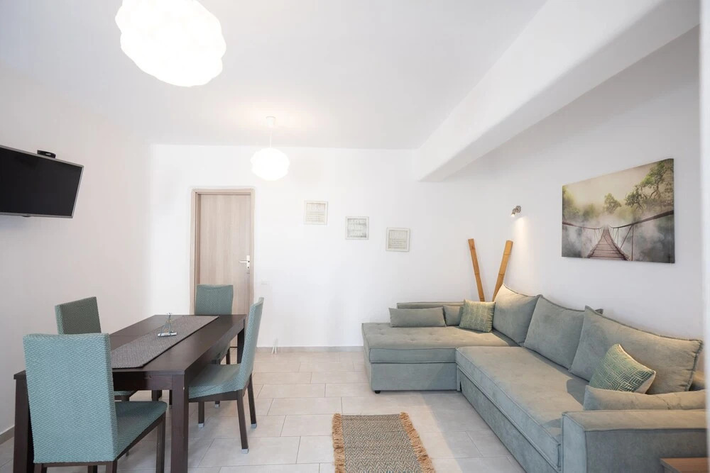 Ginger Gold Apt Getaway with Shared Pool