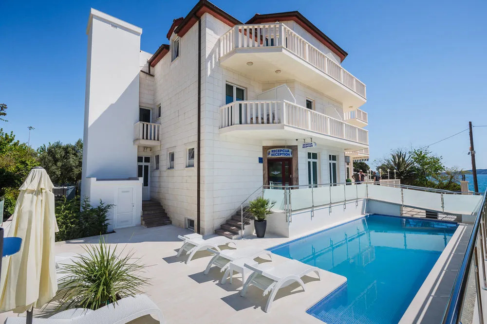 Hotel Riva Kaštela with swimming pool