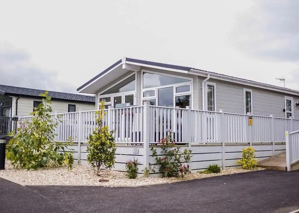 Lodge Sleeps 6 With Private Hot Tub