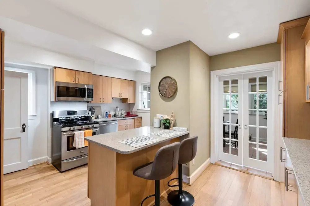 Beautiful 3br/3ba Colonial House by Cozysuites