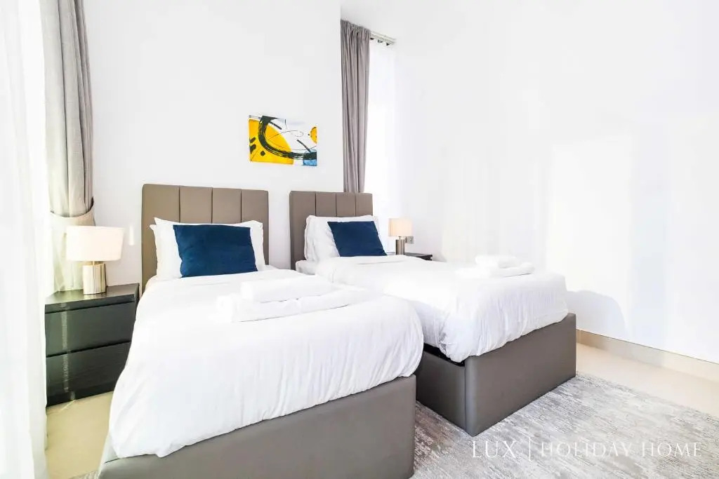 LUX Contemporary Suite with Full Marina View 6