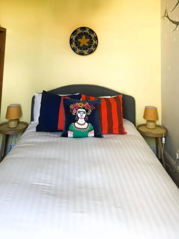 Cheerful 2 Bedroom Family Home With Private Garden