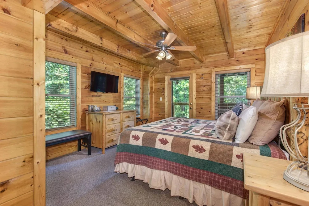 Hidden Haven Log Cabin w/ Private Hot Tub
