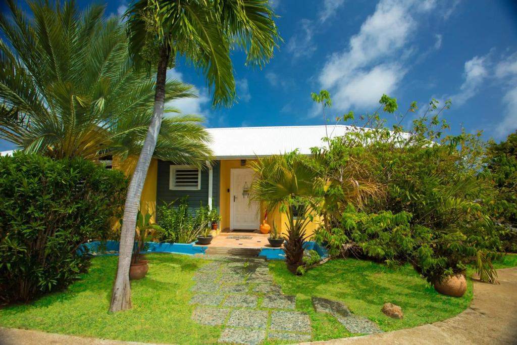 Spacious Villa with Ocean and Mountain view-4 beds