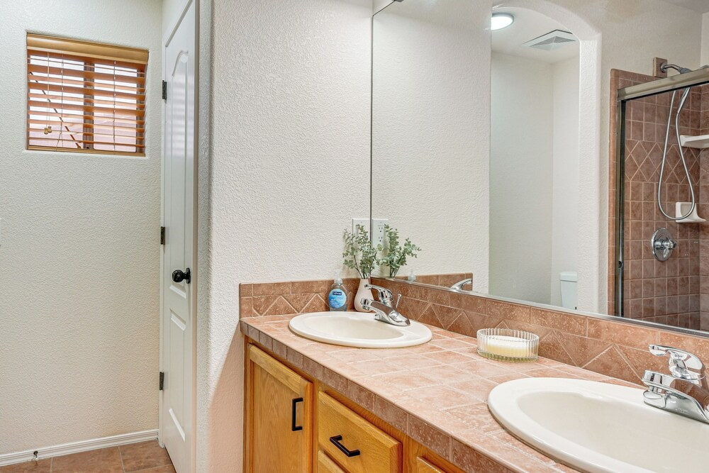 Near Golf Courses: Poolside Paradise in Yuma!