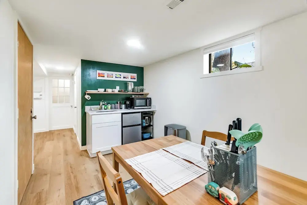 Bright 1BR Near UW & Local Parks