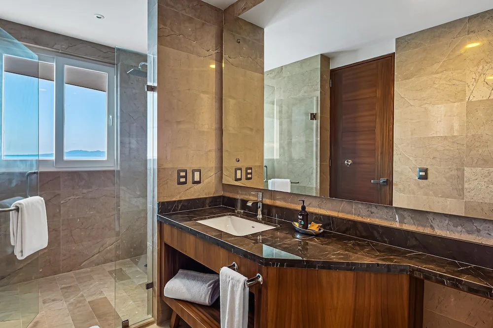 Stunning Oceanfront Apartment With Breathtaking Views and Luxurious Amenities