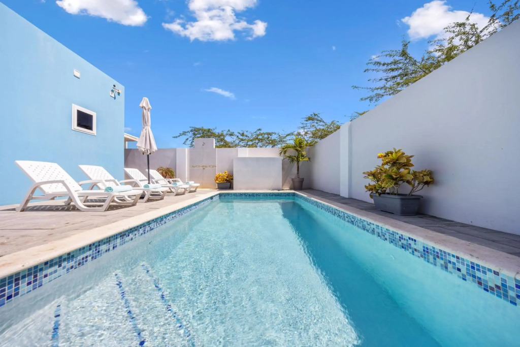 Amazing 2BR SuitePoolPatioBBQ5 min-Palm Beach