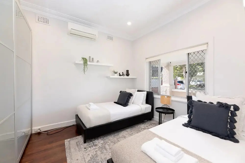 Beautiful 3BR Family Home With Backyard and BBQ