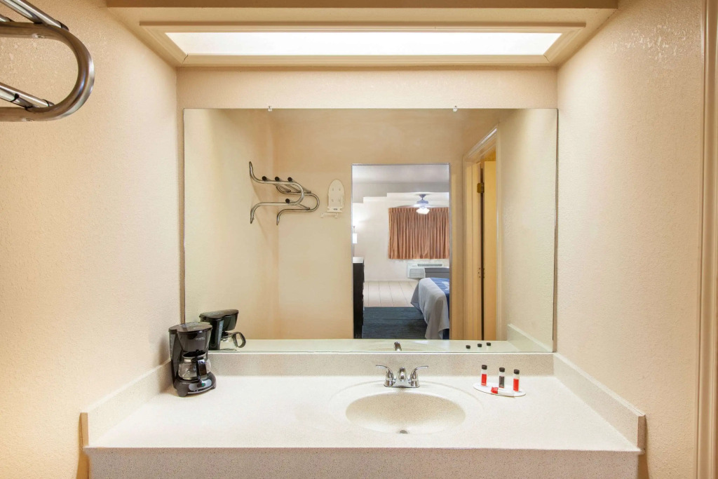 Days Inn & Suites by Wyndham Braunig Lake