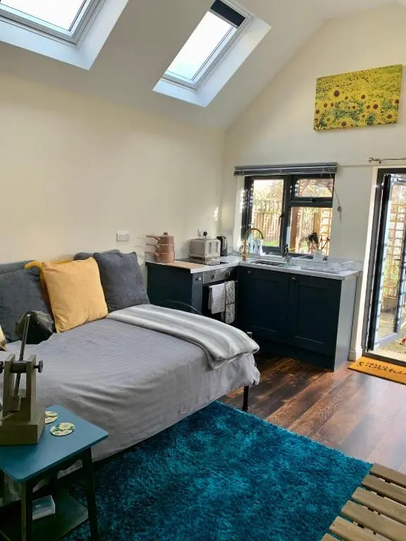 The Snug in Cheltenham, Leckhampton - A Cosy & Unique Space