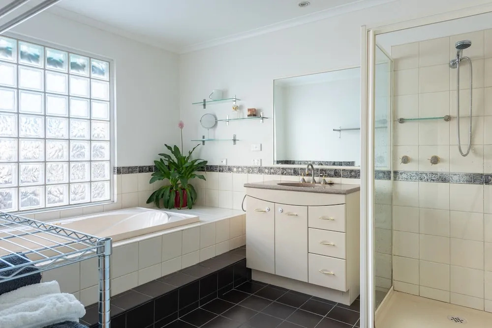 Gorgeous family retreat next to the CBD