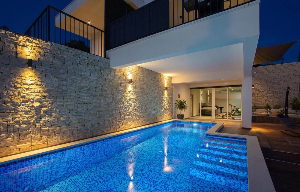 Beautiful Home in Okrug Donji With Sauna, Wifi and 5 Bedrooms