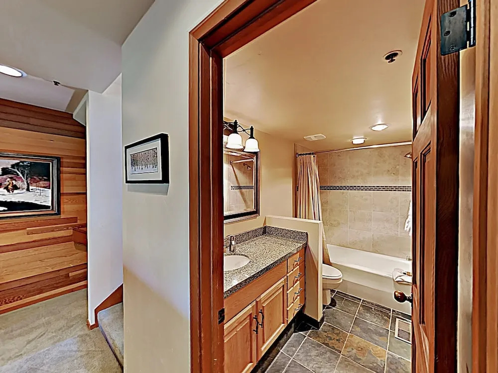 Lodge-inspired Lakeside - Walk To Lifts! 3 Bedroom Townhouse