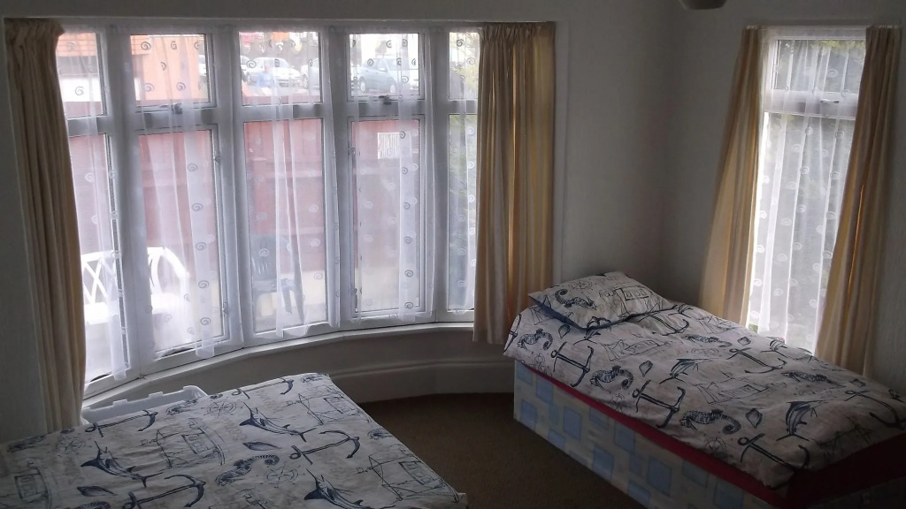 PAIGNTON S ONLY Ground floor Garden 2 Bedroom Apartment in front of the Pier & your Very own Private FREE Car space ,2 Double beds , 2 Single Beds , Kitchen , Air Fryer , 50 Blue ray Films ,Hotel Reception to Greet & Happily Help you