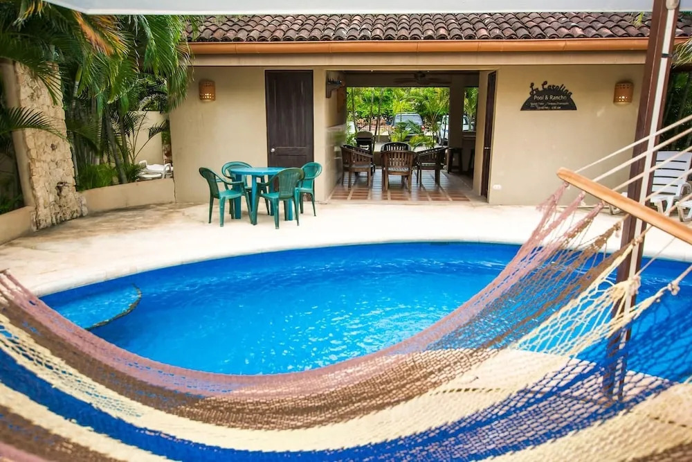 Cozy Garden Condo with Vibrant Tropical Decor, Swimming Pool and Rancho