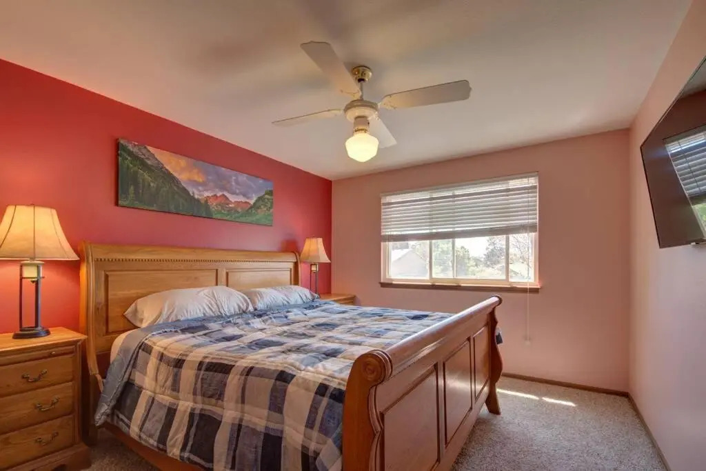 Mtn Views, Quiet Oasis/King Beds+Centrally Located