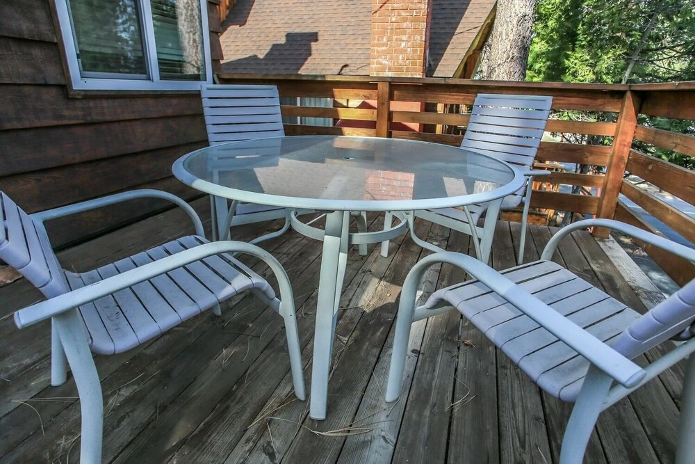 Mountain Memories - Greatly Located In A Quiet Neighborhood! Beautiful Porch And A Fenced Backyard! 2 Bedroom Home