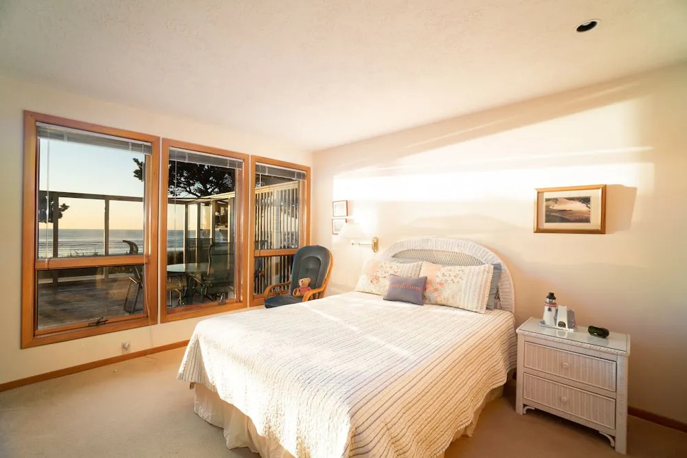 Gene's Coastal Escape 2 Bedrooms 2 Bathrooms Home