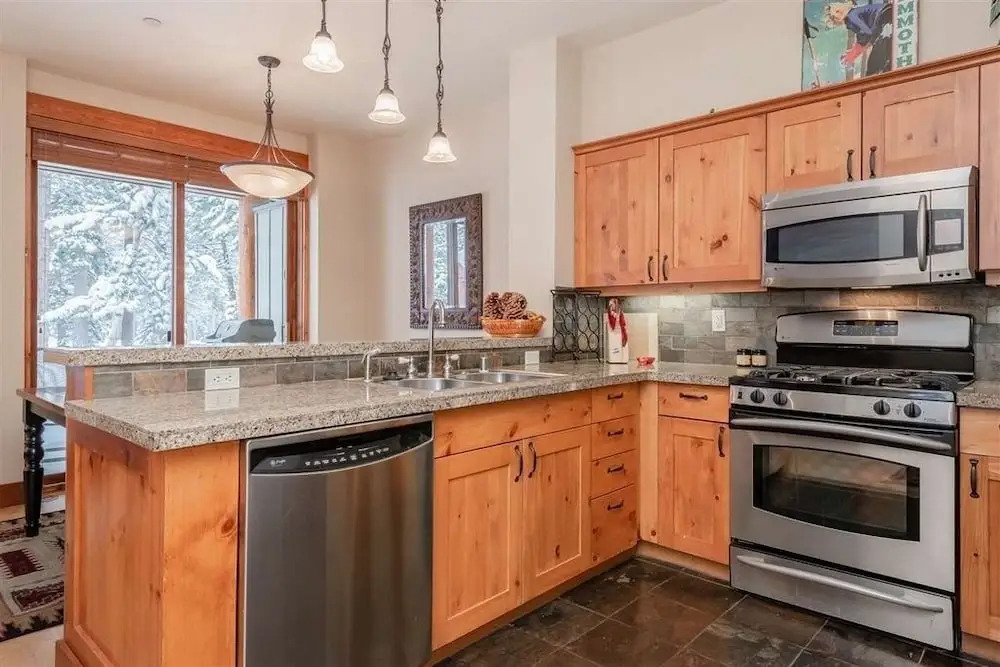Stylish End Unit On Fairway, Hot Tub - Walk To Lift 2 Bedroom Condo