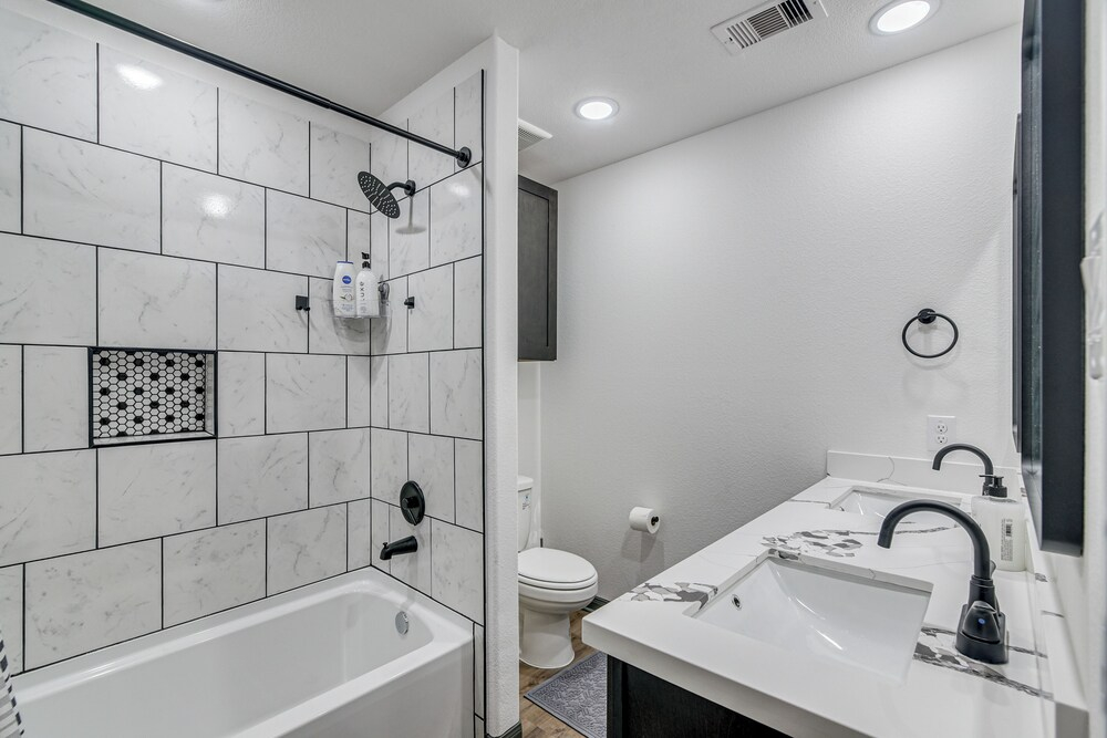 Sleek, Convenient New-build 8 Mi to Dtwn Houston!