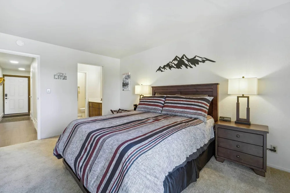10 Mi to Palisades Tahoe! Condo w/ Game Room