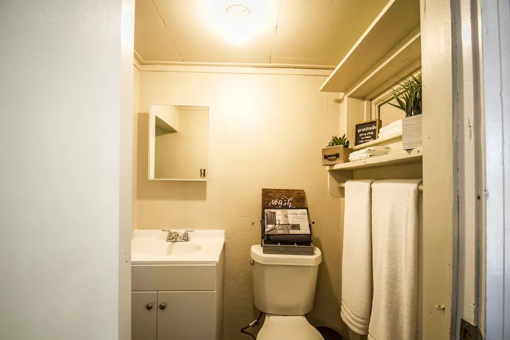 Hays #B Near Downtown Guest Studio