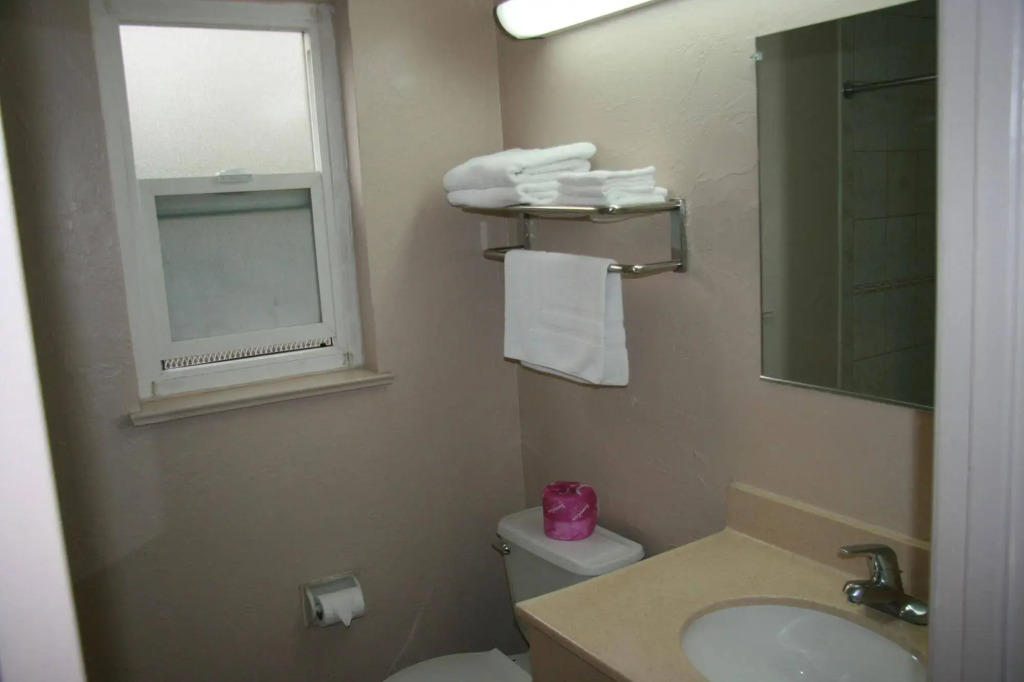 Civic Center Lodge / Lake Merritt BART