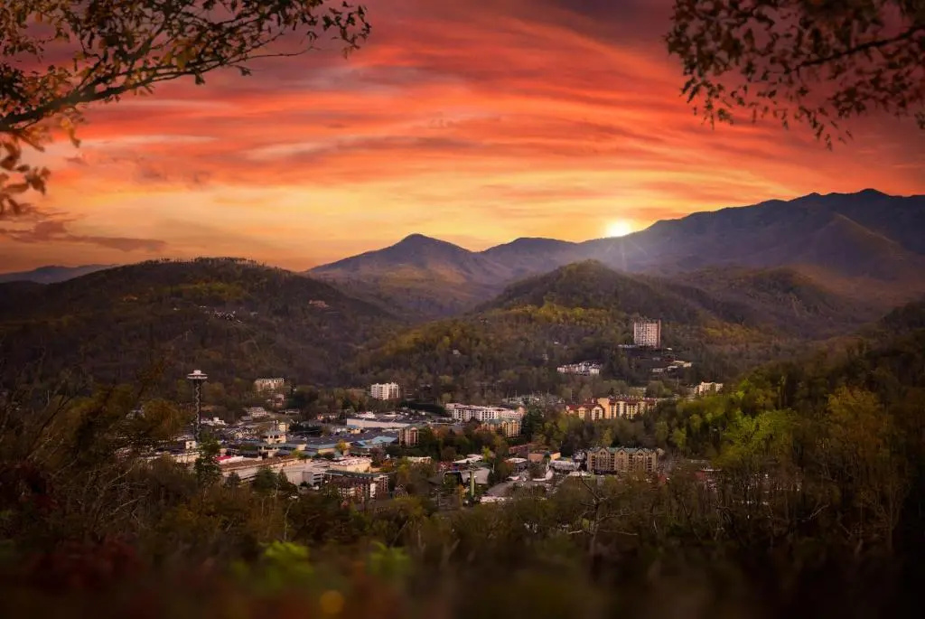 Smoky Bear BnB! Theater, Game Room, Hot Tub, Bar, 5Br 5Ba
