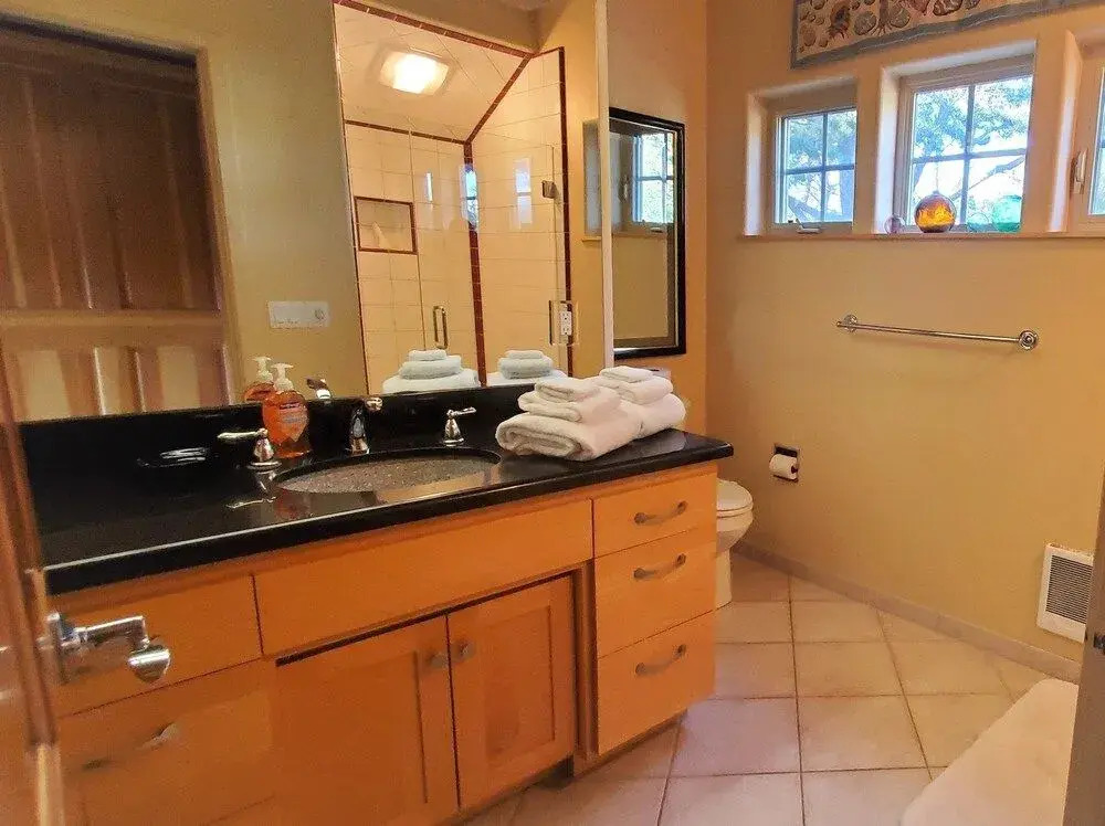 Seaside Garden Retreat 2 Bedroom Home by Redawning