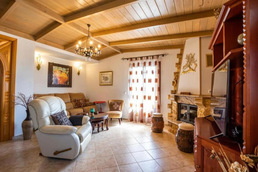 Reisis Family Residence