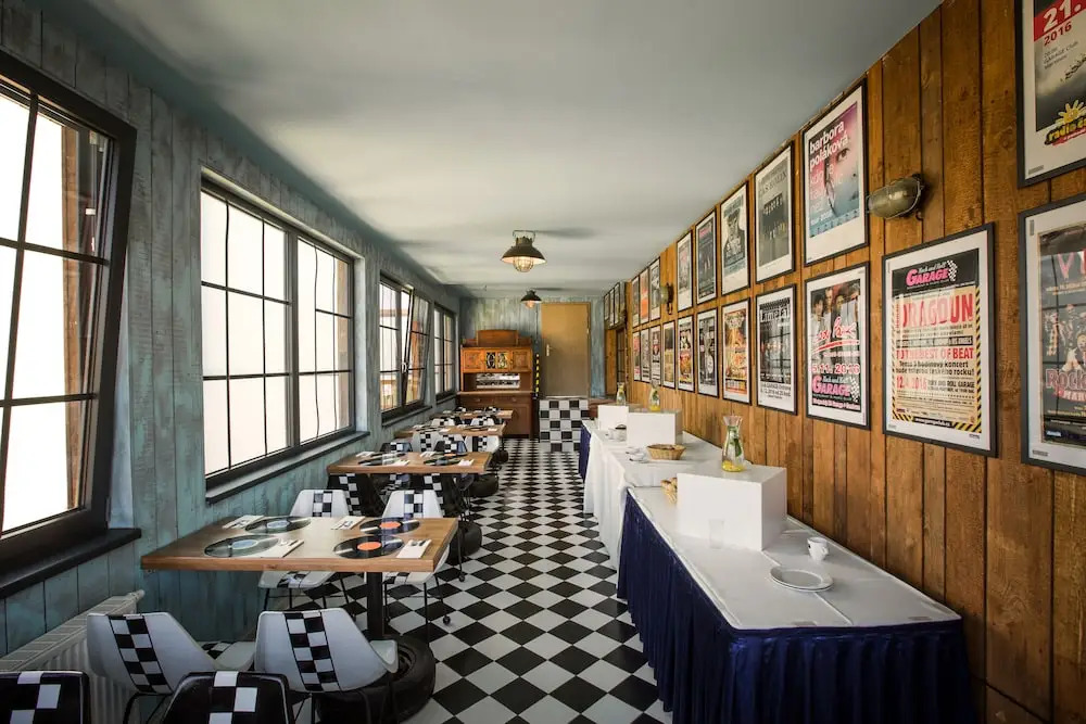 Retro hotel Garage