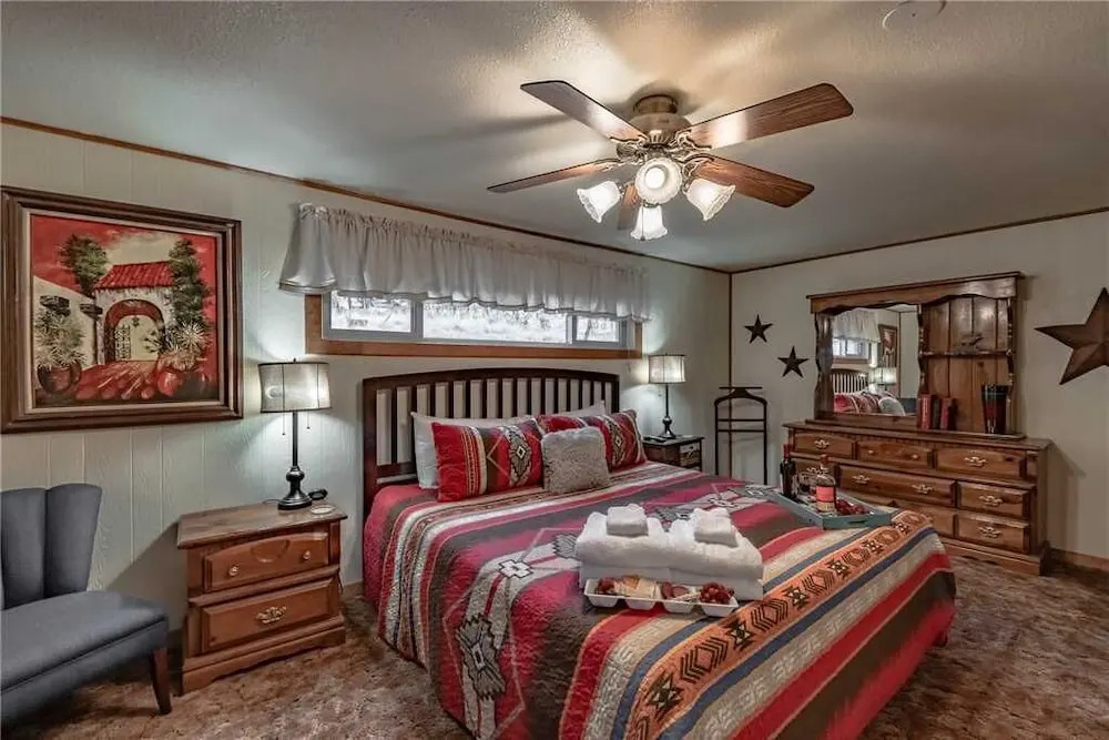 Wild Horse Retreat - Two Bedroom Cabin with Hot Tub