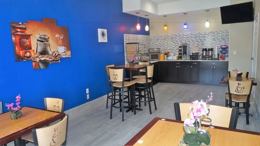 Oak Tree Inn & Suites