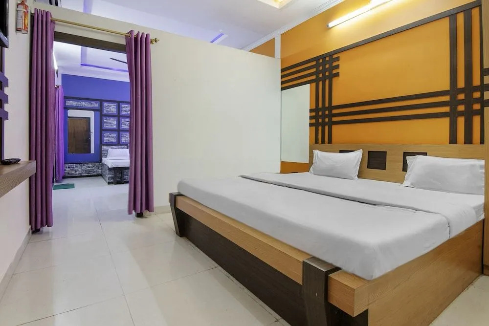 Spot On 62318 Rajhamsa Hotel