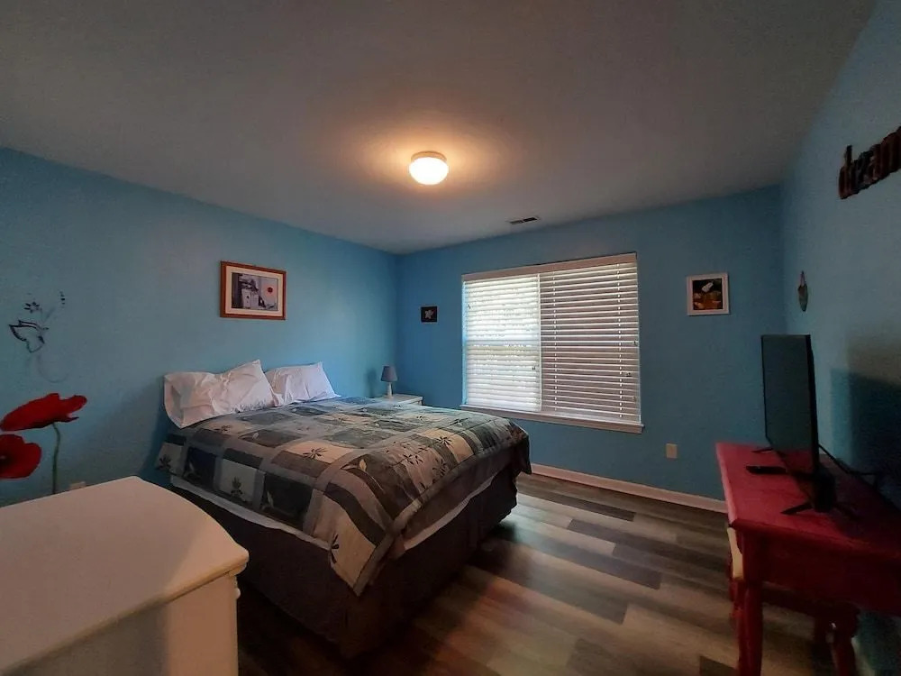Blue Bird Hill with Deck & Middle of Branson Location