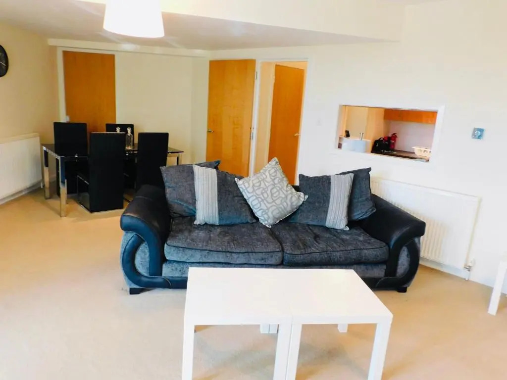 Modern 2 Bed Apartment, Close to Gla Airport & M8