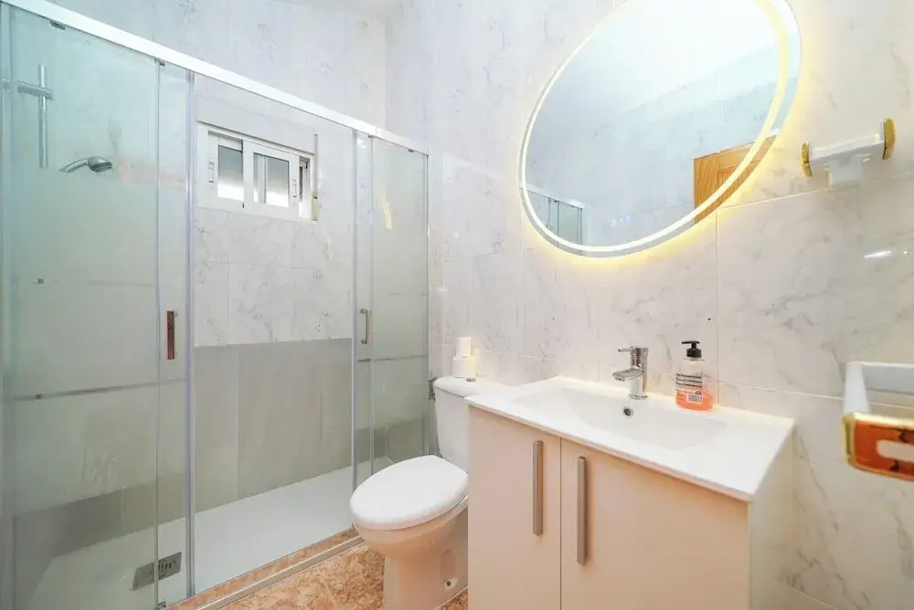4-Bed Villa Sleeps 8 Pets Ok & 10 min to Beach